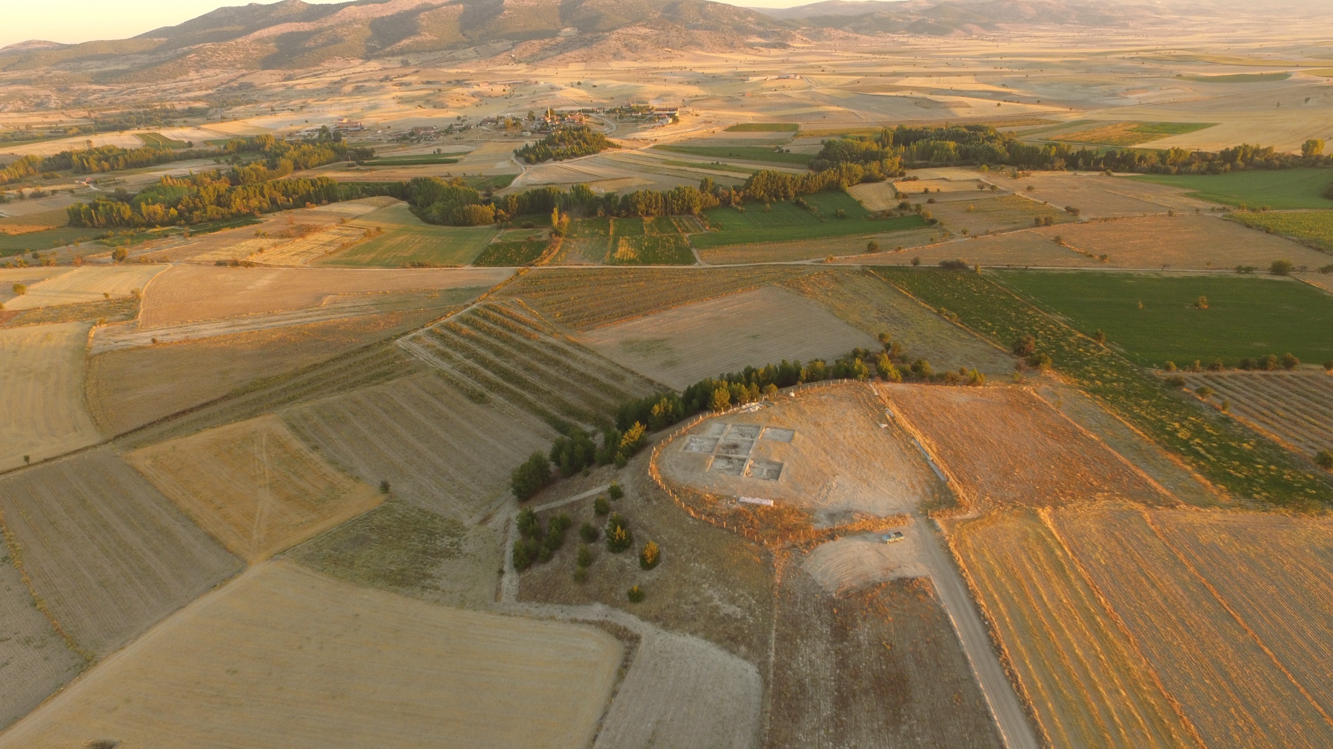 Aerial view of Ekşi Höyük and its surrounding landscape